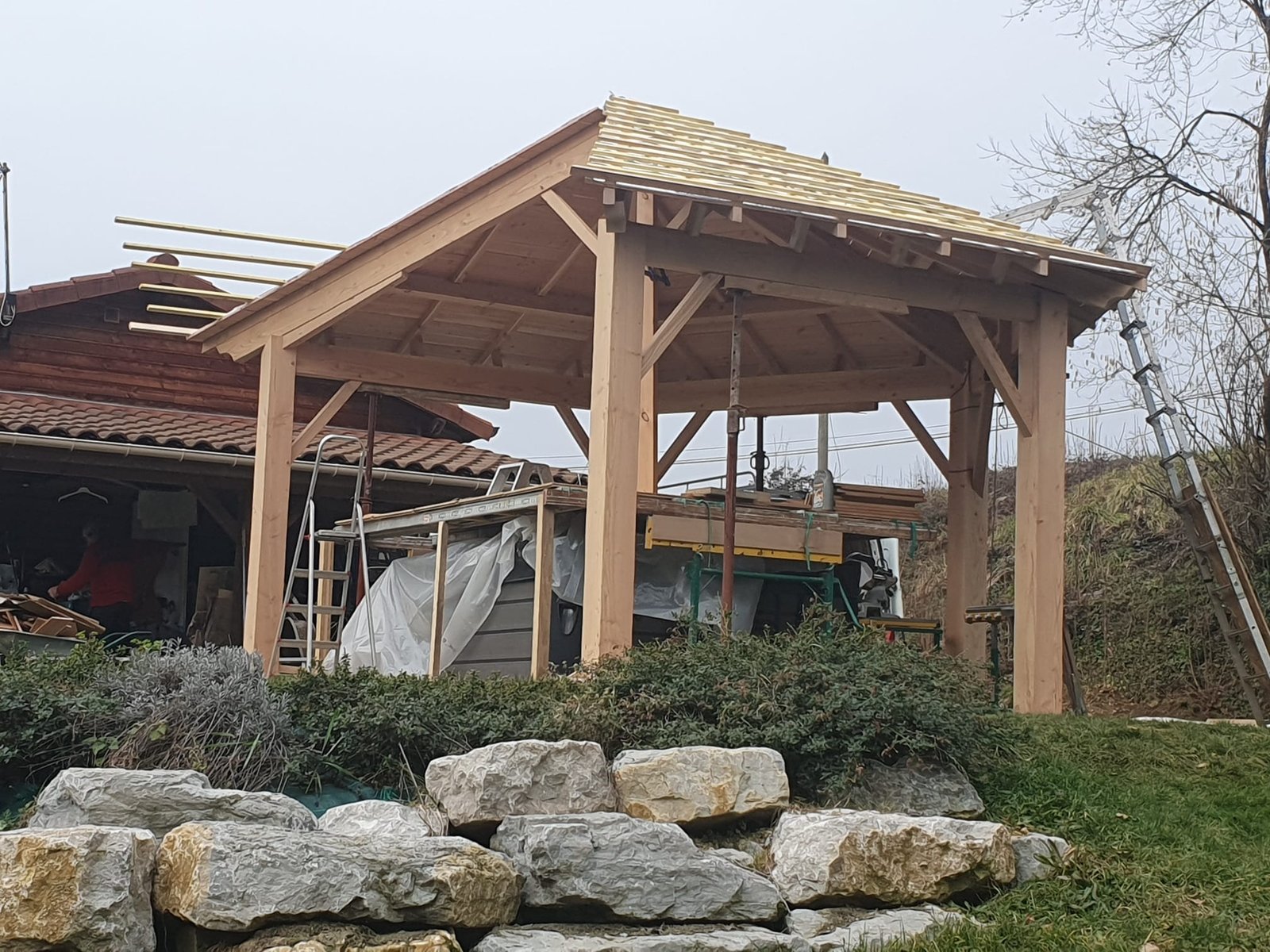 Abris bois sur mesure pour jacuzzi réalisé par la Menuiserie Jouve à Saint-Amour