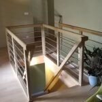 Escalier bois massif sur mesure réalisé et posé par la Menuiserie Jouve dans une maison du Jura