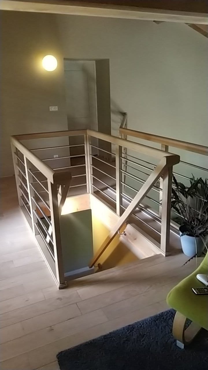 Escalier bois massif sur mesure réalisé et posé par la Menuiserie Jouve dans une maison du Jura