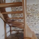 Escalier tournant en bois massif sur mesure réalisé par la Menuiserie Jouve