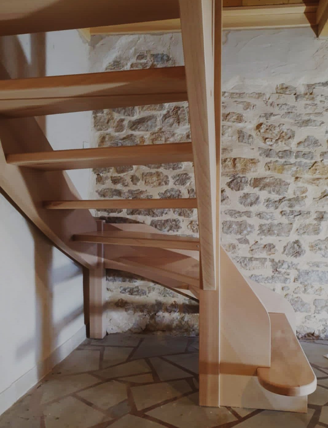 Escalier tournant en bois massif sur mesure réalisé par la Menuiserie Jouve
